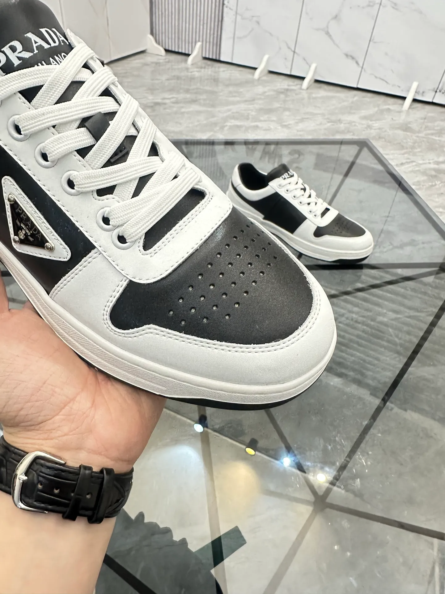 Men's shoes: 💰P400¥ Product trademark: Prada *"Prada*" low-top casual shoes Regular size: 38-44 (can be customized to 45) Product materials: imported cowhide upper, sheepskin lining, original outsole. Number: 020